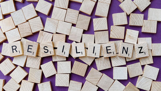 Bild Scrabbelsteine bilden das Wort Resilienz